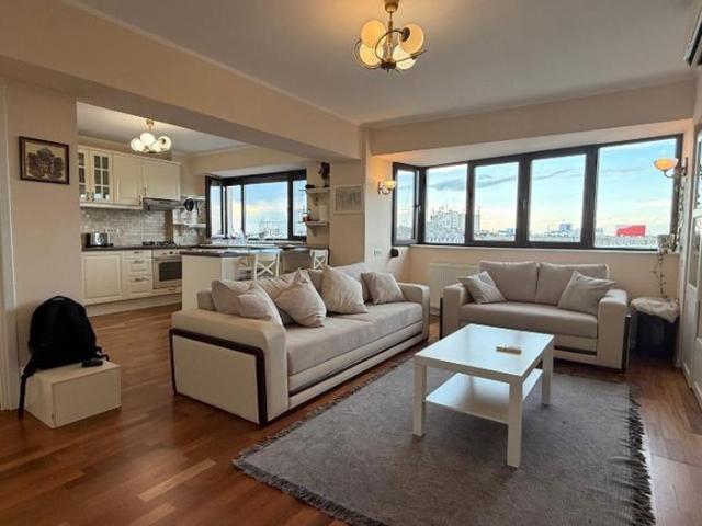 Apartament tip penthouse în piața romană