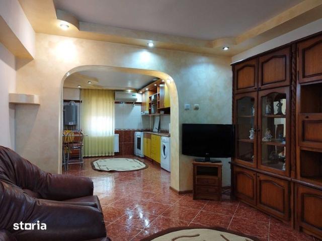 Apartament ultracentral cu 2 camere decomandate + Living