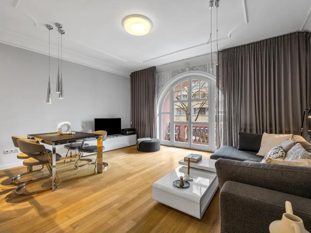 Apartament w zabytkowej kamienicy na Flory