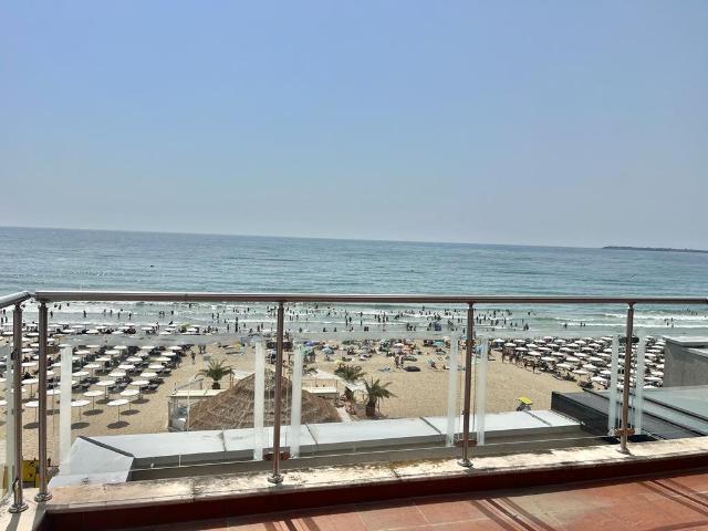 Apartament z panoramicznym widokiem na morze i plażę