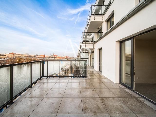 Apartament z tarasem nad Odrą w Sedina — widok na Wenecję