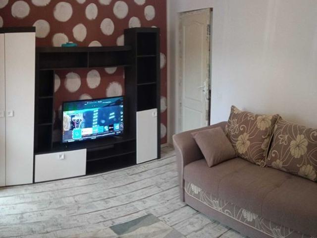 Apartament 2 camere + bucatarie cu loc de luat masa, de inchiriat