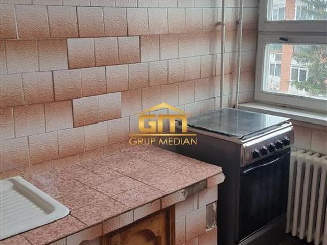 Apartament 2 camere de inchiriat Zona Centrala, etaj 4/4