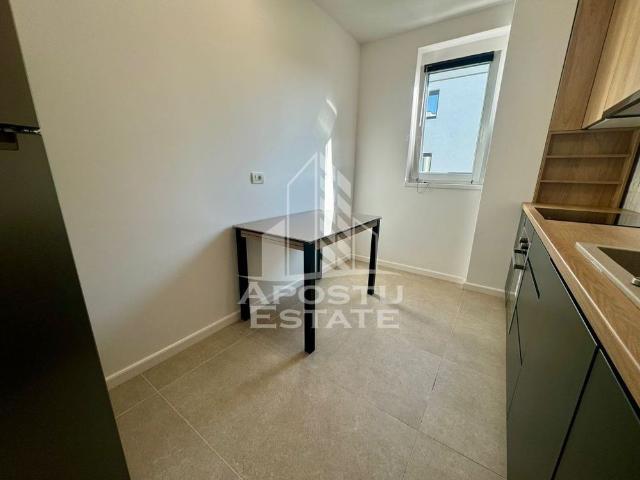 Apartament 2 camere, decomandat, loc de parcare, prima in.