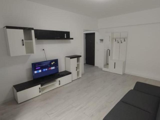APARTAMENT 2 CAMERE DECOMANDAT,PRIMA CHIRIE MOBILAT, BLOC NOU