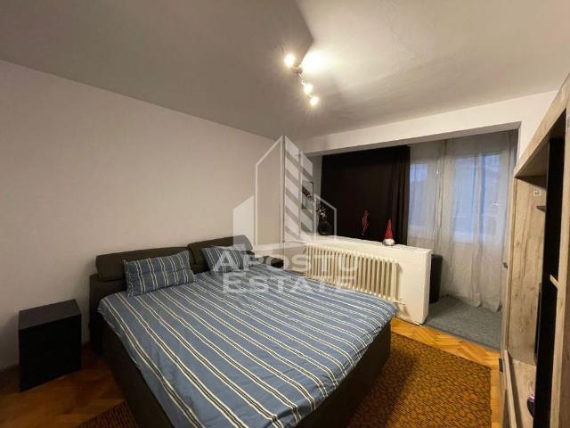Apartament 2 camere, Decomandat, zona Spitalul Judetean