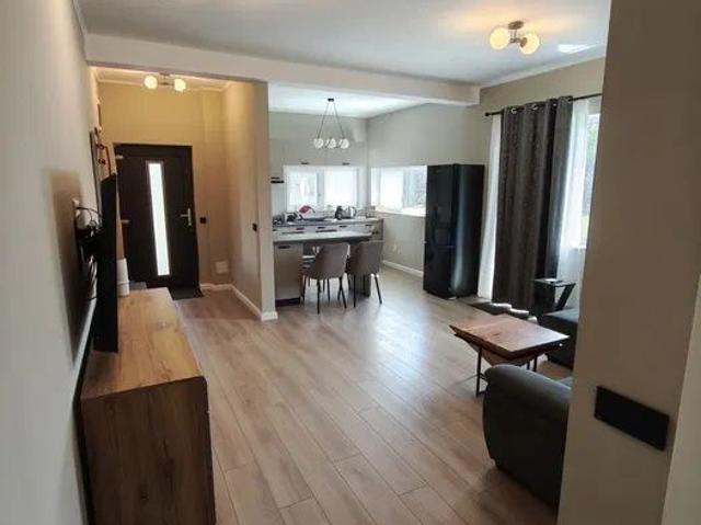 Apartament 2 camere,decomandate, gradina si parcare privata – zona A
