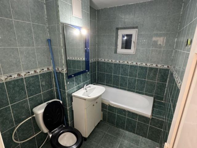 Apartament 2 camere semidecomandate în Craiovița Nouă, etajul 1