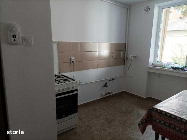Apartament 2 camere semimobilat parter zona ultracentrala Deva