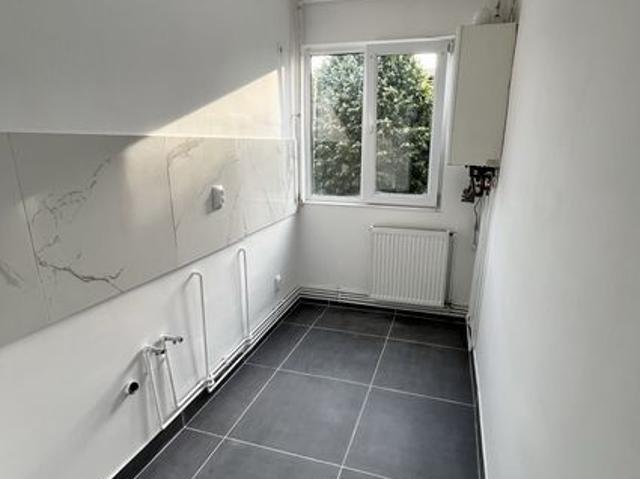Apartament 2 camere Zona Micro 15 etajul 3!