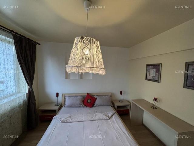 Apartament 2 dormitoare cu hol locuibil, 2 balc, centrala proprie, bloc solid