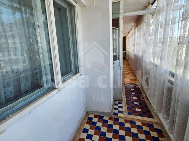 Apartament 3 camere Mazepa 1, bloc R, balcon generos, parțial renovat