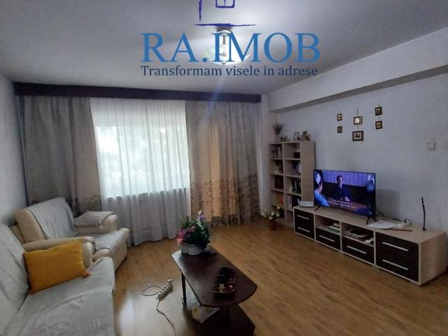 Apartament 3 camere, Mihai Bravu 82500 euro neg