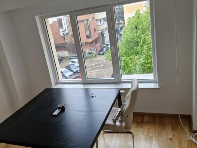 Spatiu birouri, 3 camere, bucatarie si 2 bai