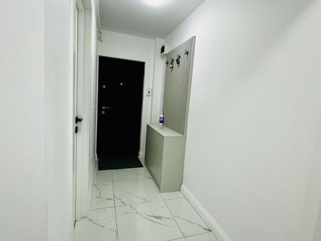 Apartament 3 camere, balcon, etaj 2, 380 EUR