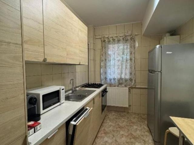 Apartament 3 camere, balcon, parter, zona Domenii