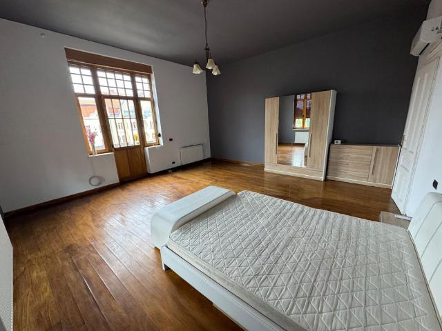 Apartament 3 camere cu balcon spre Piata Victoriei