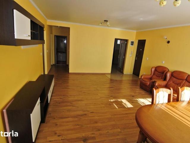Apartament 3 camere cu garaj privat