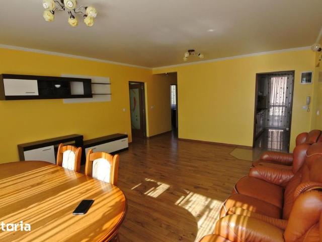 Apartament 3 camere cu garaj privat