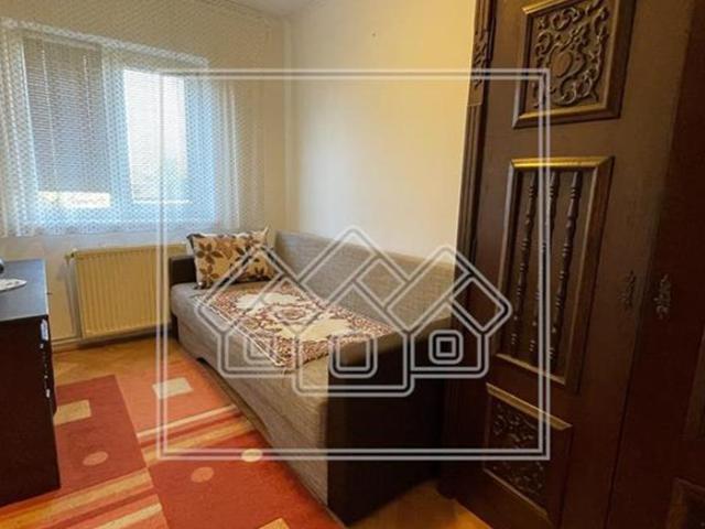 Apartament 3 camere de inchiriat | Zona Scoala de Inot Sub Arini