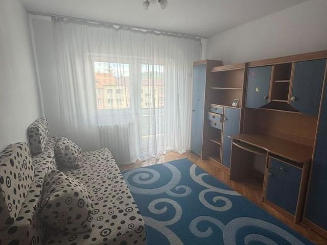 Apartament 3 camere de închiriat – Strada Crinilor