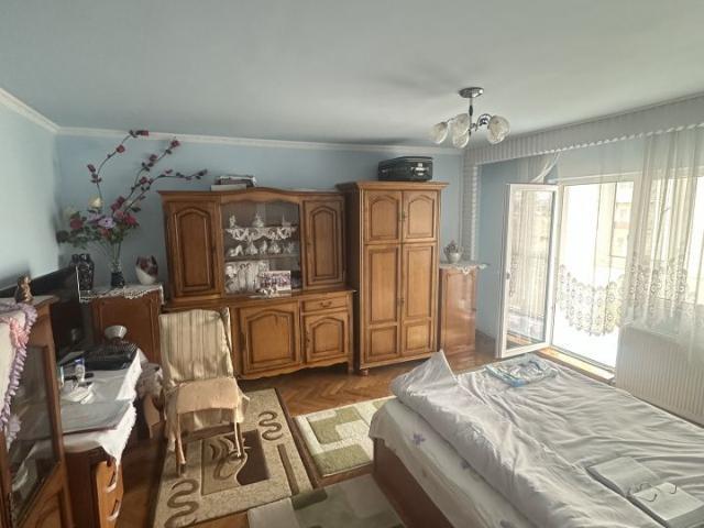 Apartament 3 camere de vanzare, cart. Dealul Florilor