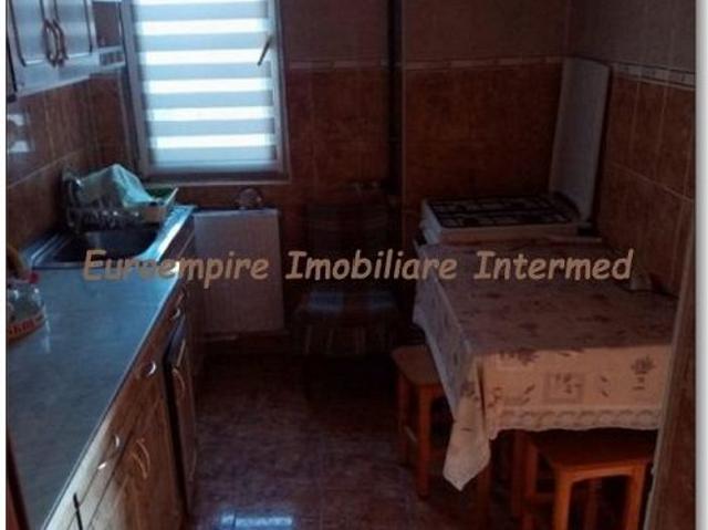 Apartament 3 camere de vanzare zona KM 4 5, decomandat
