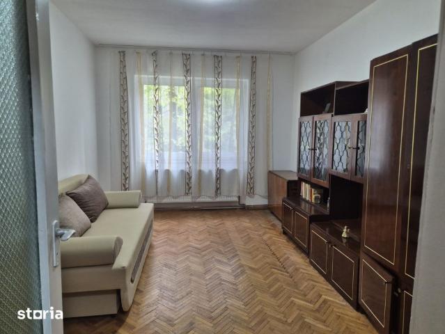 Apartament 3 camere, decomandat, 65 mp, etaj 1, zona Sasar