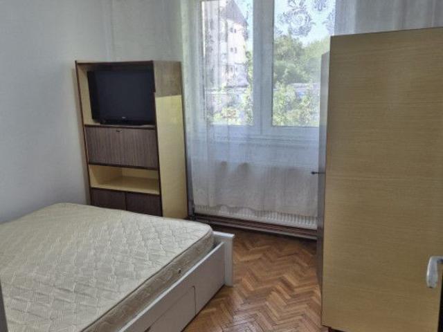 Apartament 3 camere, decomandat, 65 mp, etaj 1, zona Sasar