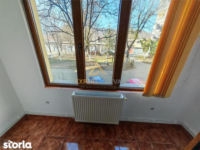 Apartament 3 camere decomandat 70 mp utili si garaj mare sub bloc