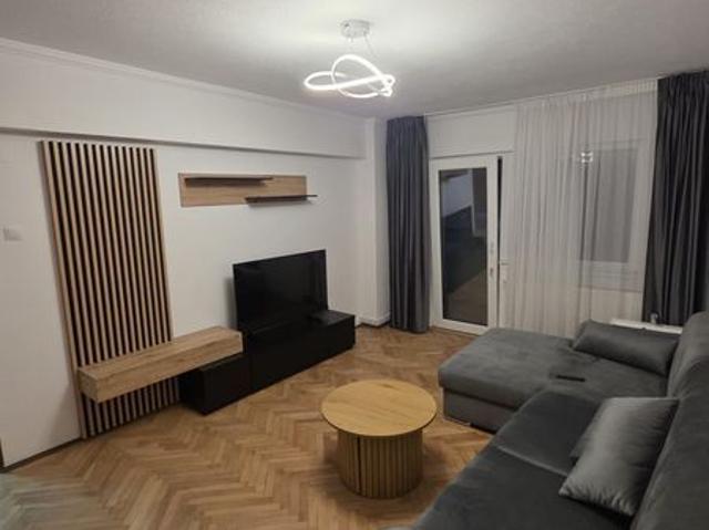 Apartament 3 camere, decomandat central