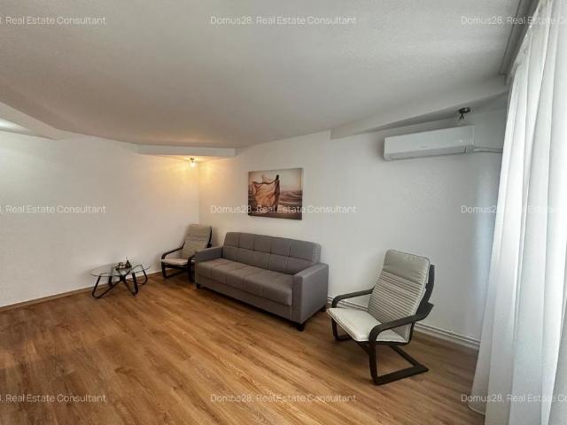 Apartament 3 camere decomandat, centrala proprie, loc de parcare
