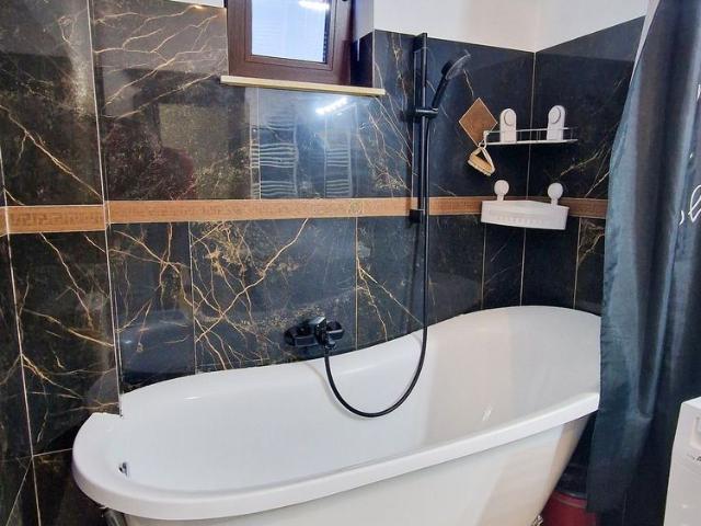 Apartament 3 camere, decomandat, bloc nou, parcare privată