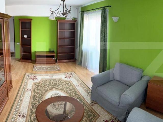 Apartament 3 camere, decomandat, zona Zamca