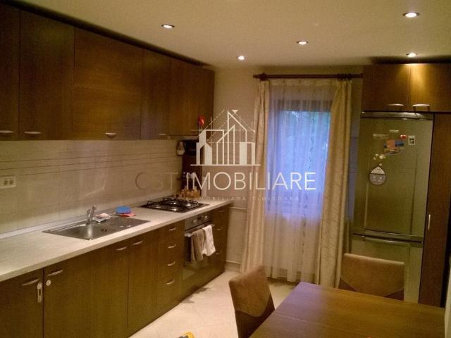 Apartament 3 camere, decomandat, zona Bucovina, etaj 3