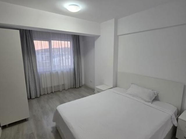 Apartament 3 camere decomandat zona Rond Păcurari, parcare inclusa