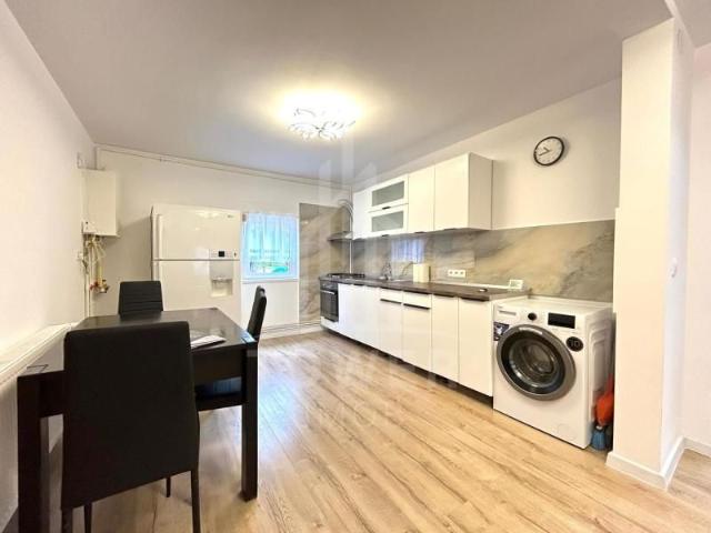 Apartament 3 camere decomandate, parter, zona Strand