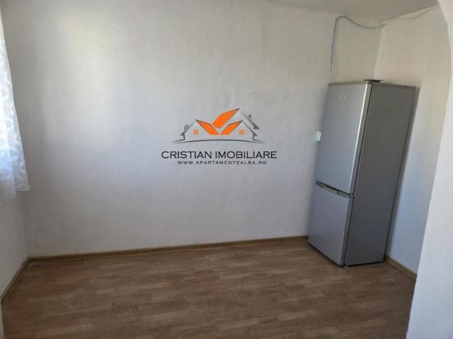 Apartament 3 camere, etaj 3, nemobilat, doar bucataria mobilata, Cetate!
