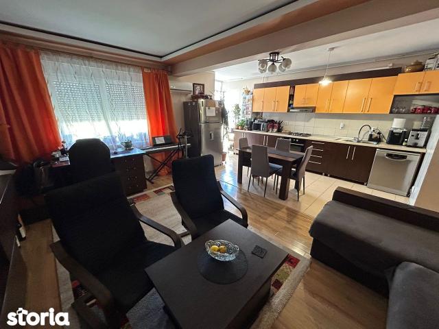 Apartament 3 camere, etaj 1 zona Cetate