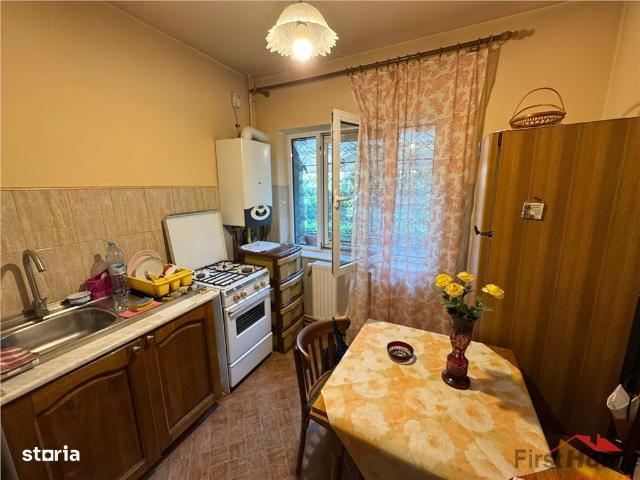 Apartament 3 camere, etaj 1, zona Garii, decomandat, liber