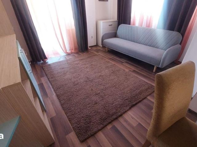 Apartament 3 camere, etaj 1, parcare, zona Florilor