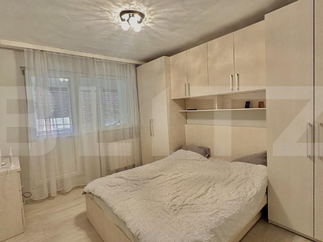 Apartament 3 camere, etaj intermediar cu lift, parcare, zona Rogerius
