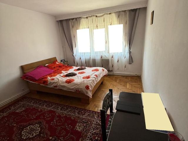 Apartament 3 camere intrare cartier obcini