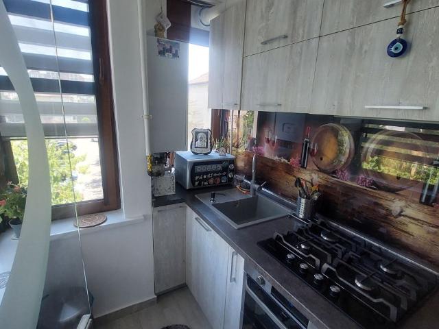 Apartament 3 camere semidecomandat, etajul 3+Mansarda, Craiovita zona