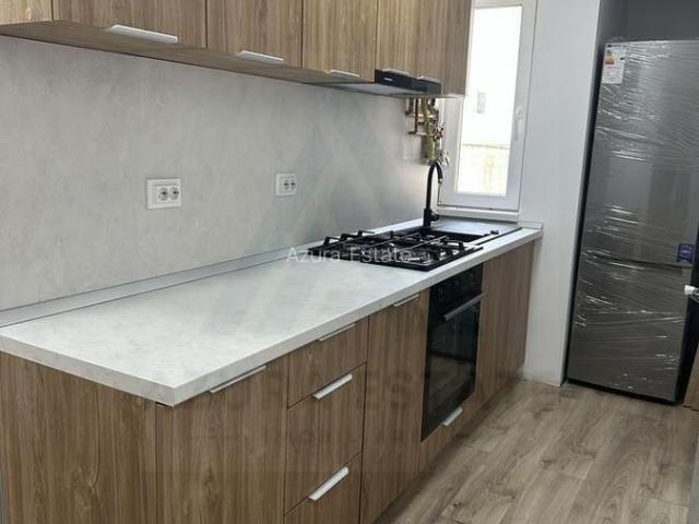 Apartament 3 camere semidecomandat etaj 2 strada Semaforului