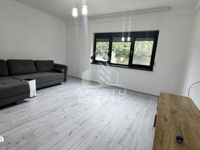 Apartament 3 camere, semidecomandat, zona Lipovei