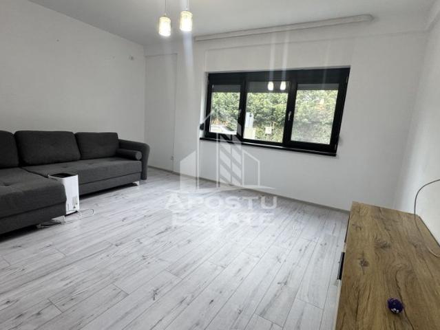 Apartament 3 camere, semidecomandat, zona Lipovei