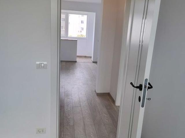 Apartament 3 camere semidecomandat, 7/10, renovat, bloc reabilitat