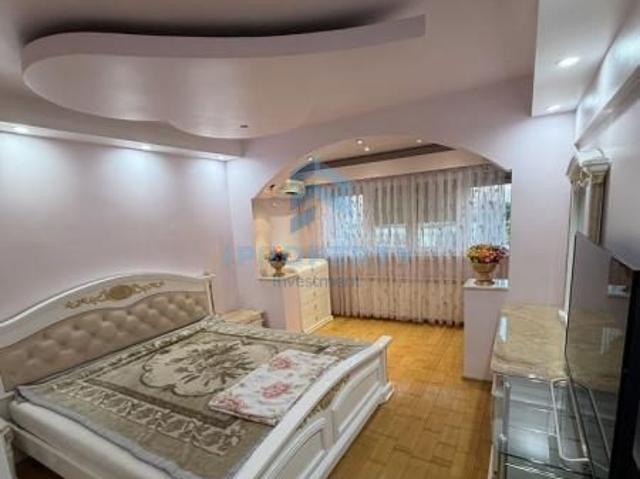 Apartament 3 camere UNIRII, centrala proprie, 2 bai, metrou