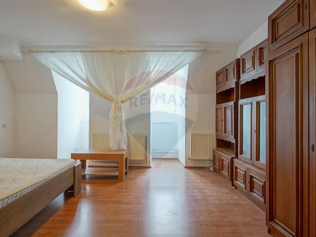 Apartament 3 camere vanzare in casă / vilă Brasov, Centrul Istoric vezi locația pe hartă